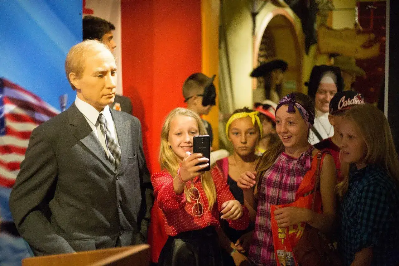 Dzieci robią selfie z woskową figurą Putina w muzeum figur woskowych Ustka.