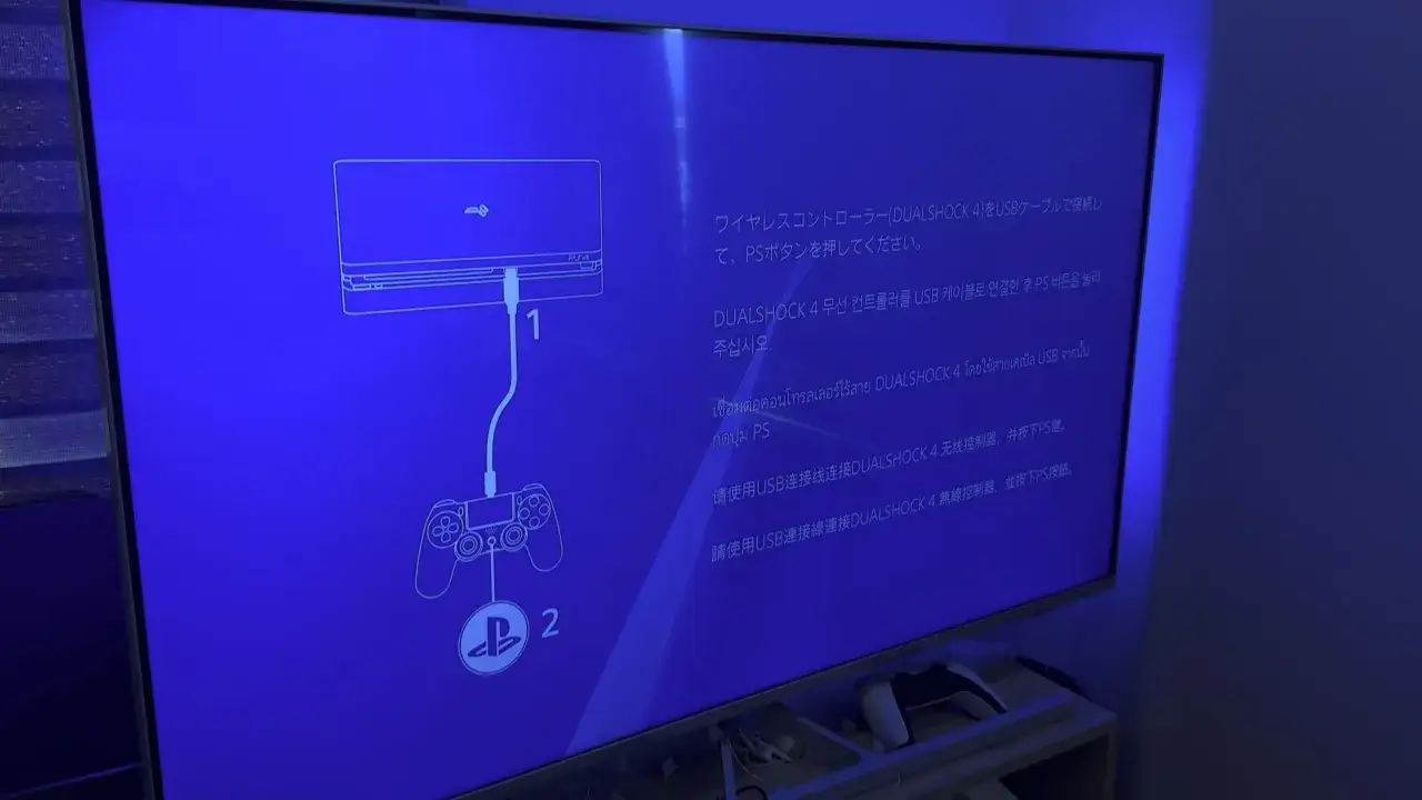 Instrukcja jak zresetować pada PS4: podłącz kontroler DUALSHOCK 4 kablem USB do konsoli i naciśnij przycisk PS.