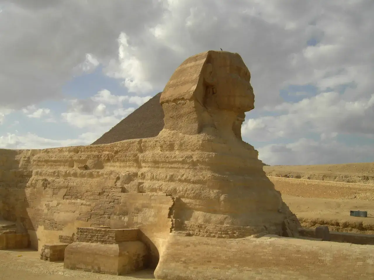 Die Gro&szlig;e Sphinx von Gizeh, ein Symbol der Weisheit und Macht, wacht &uuml;ber die Pyramiden. Ihre Bedeutung reicht Jahrtausende zur&uuml;ck.
