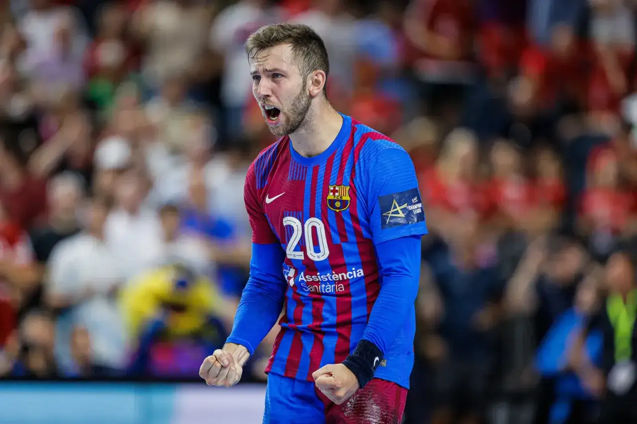 Aleix Gomez, zawodnik FC Barcelony, krzyczy z radości po zdobyciu bramki. Ma na sobie niebiesko-czerwony strój z numerem 20.