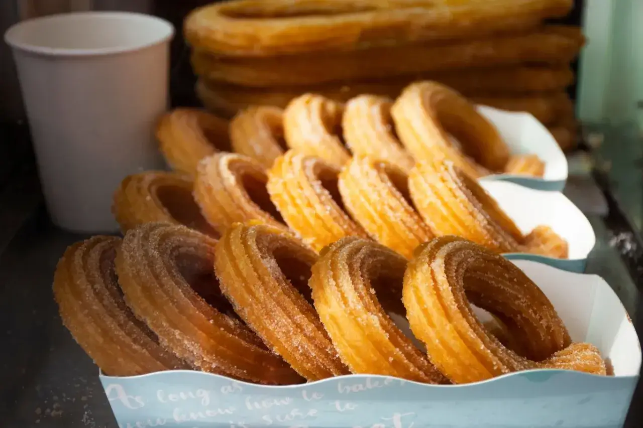 Churros w cukrze, idealne co na tłusty czwartek. Pyszne, złociste i chrupiące.