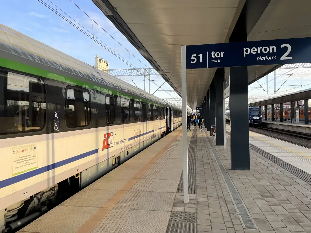 Szynobus Zamość-Lublin na peronie 2. Sprawdź rozkład jazdy i wyrusz w podróż!