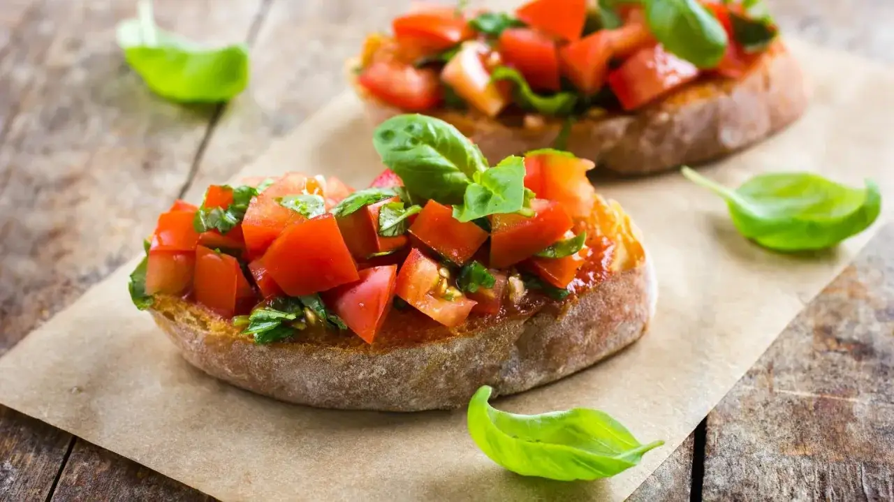 Frische Bruschetta mit Tomaten und Basilikum, ein k&ouml;stliches Beispiel f&uuml;r einfache Bruschetta Rezepte.