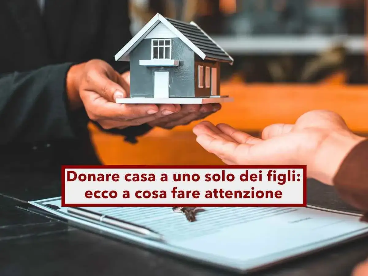 Mani che passano una casa in miniatura, simboleggiando un passaggio di propriet&agrave; immobile tra familiari.
