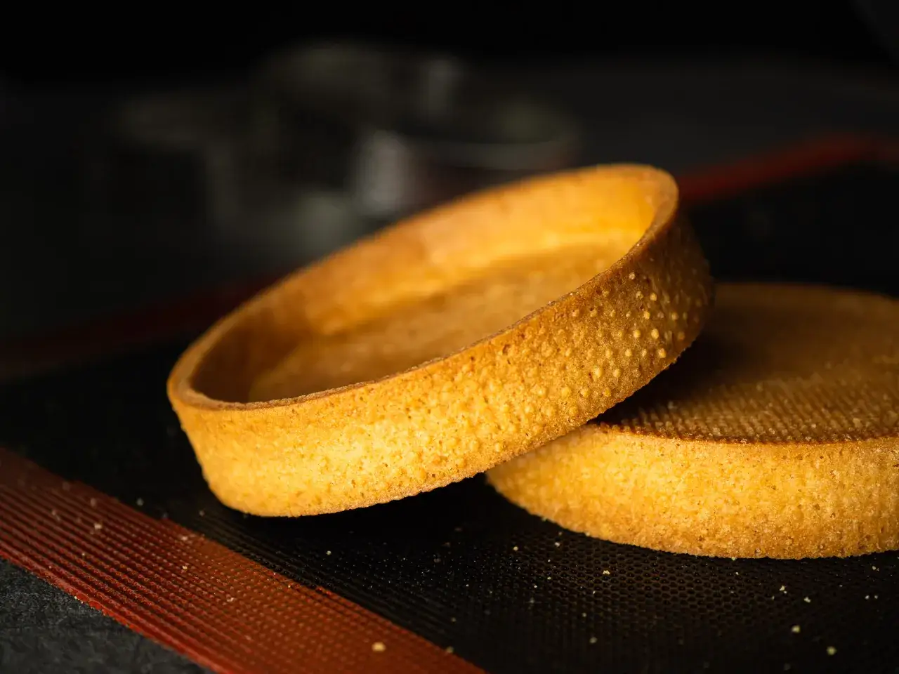 Deux fonds de tarte dor&eacute;s, pr&ecirc;ts pour le garnissage. Le **temps de cuisson** de la tarte est parfait.