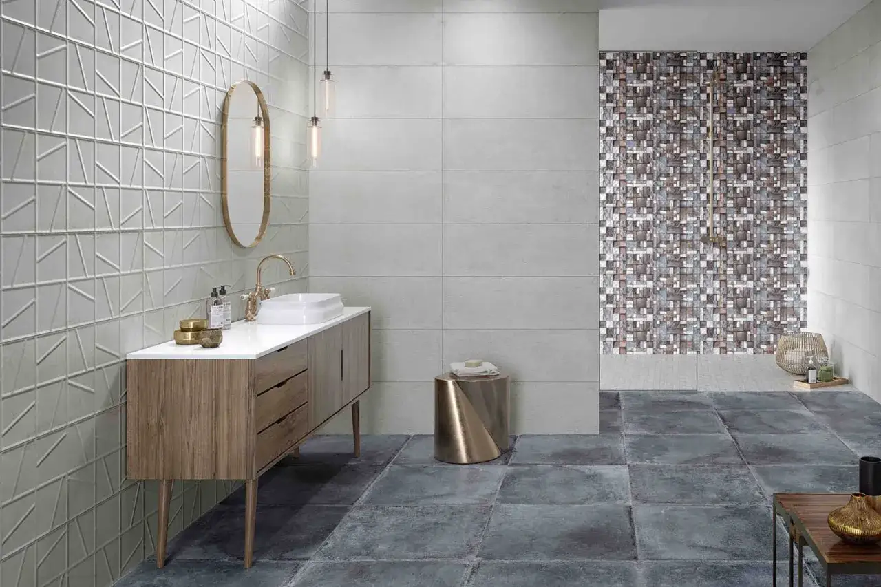 Moderno baño con lavabo de madera, espejo ovalado y pared texturizada. Ideal para reformas de baño.