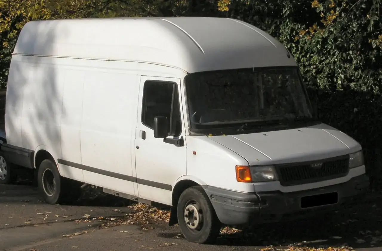 Biały bus dostawczy LDV, idealny do transportu. Zastanawiasz się, ile waży bus dostawczy? Ten model jest solidny i gotowy do pracy.
