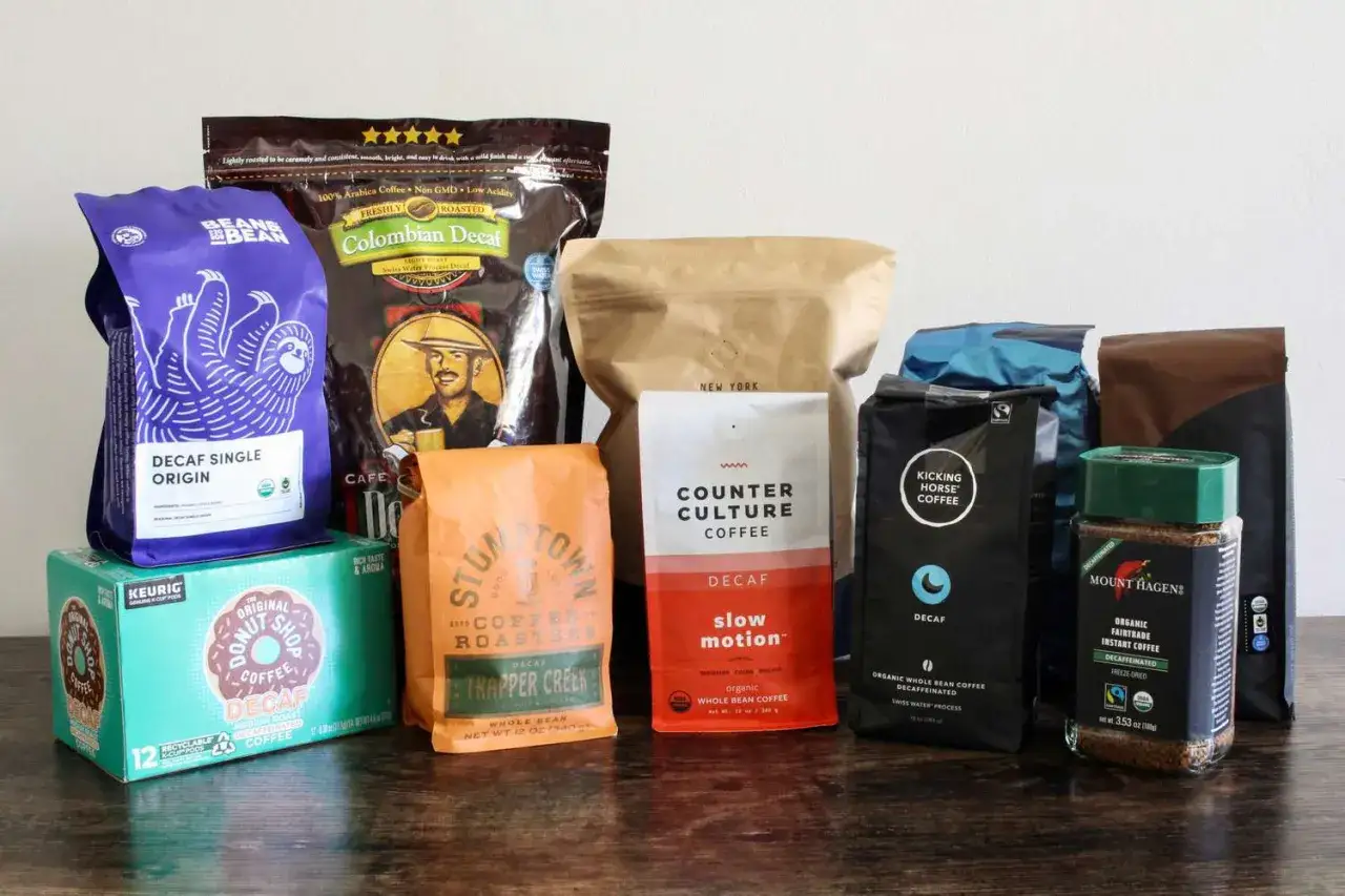 En samling påsar och en burk med koffeinfritt kaffe. Perfekt för dig som älskar kaffe men vill undvika koffein.