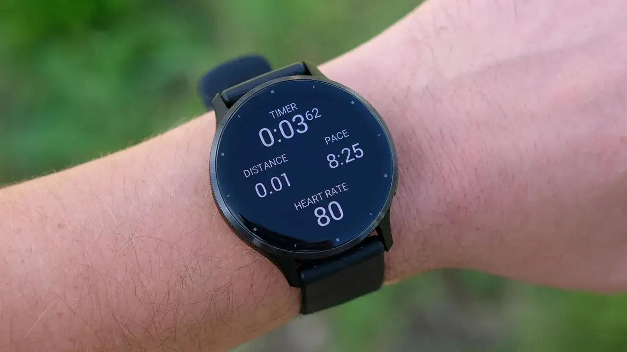 Garmin Venu 3 EKG: Uhr am Arm zeigt Timer, Distanz, Pace und Herzfrequenz von 80.