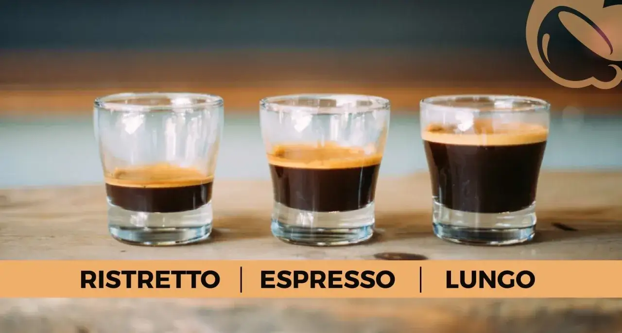 Trzy kieliszki z kawą: ristretto, espresso i lungo. Różnią się ilością płynu i pianki.