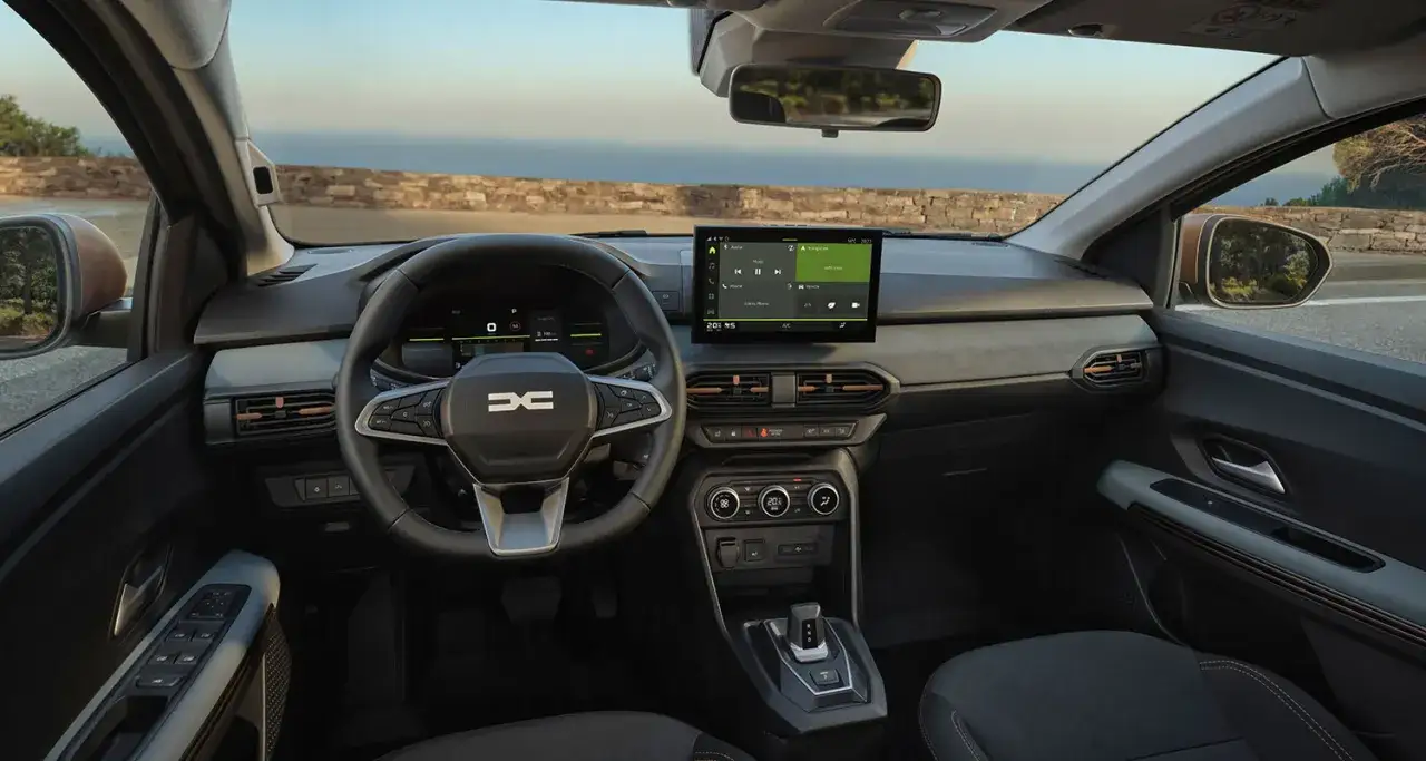 Interior del Sandero Stepway 2026 con pantalla t&aacute;ctil, volante multifunci&oacute;n y detalles modernos.