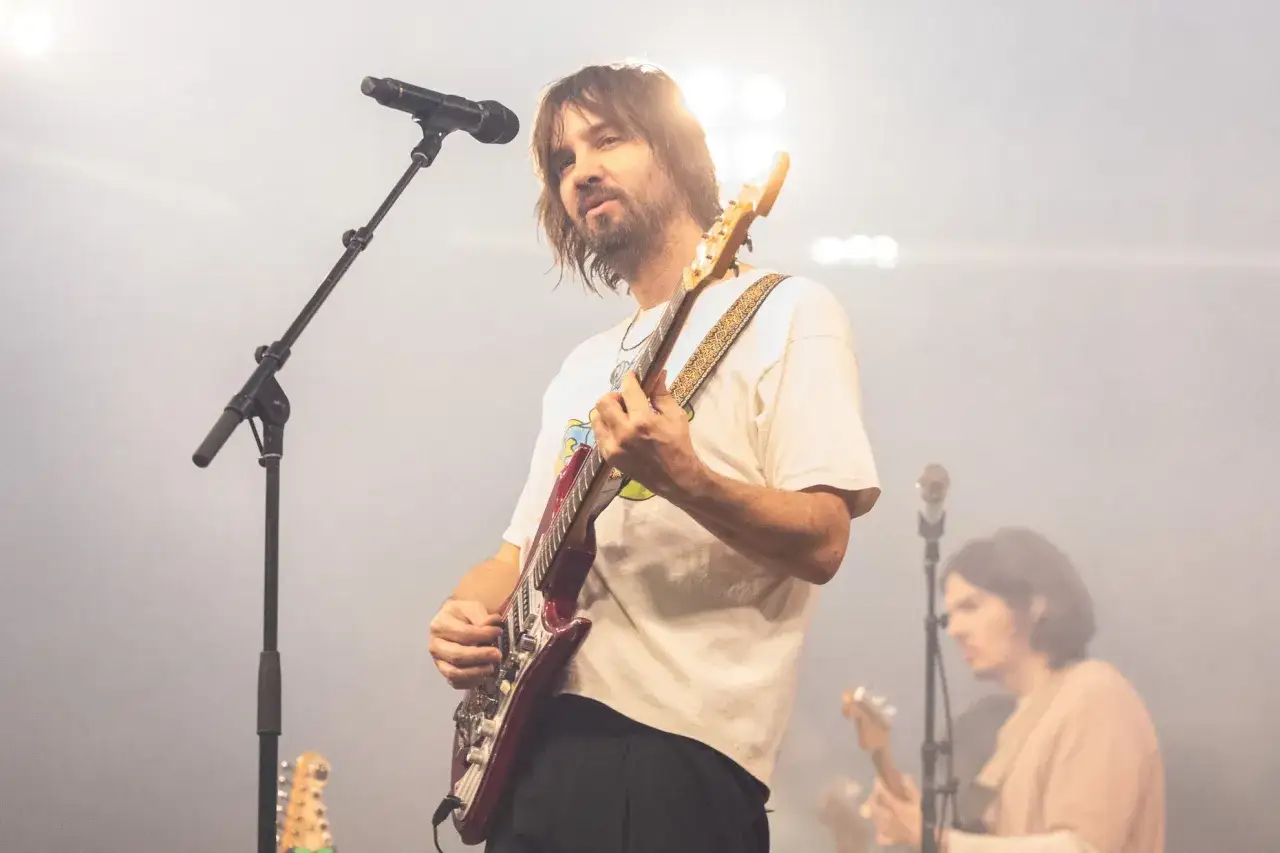 Kevin Parker von Tame Impala rockt die B&uuml;hne in Frankfurt, spielt Gitarre und singt ins Mikrofon.