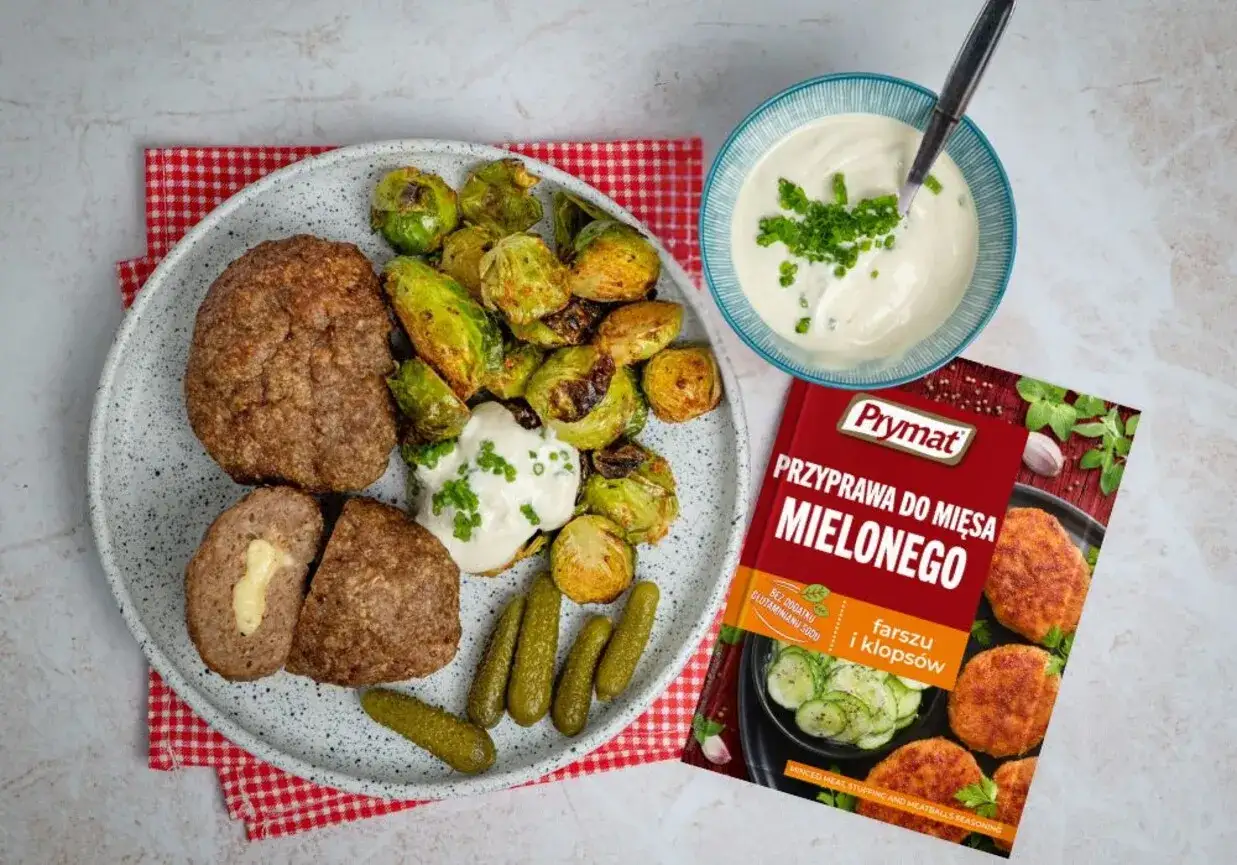 Pyszne mielone z airfryera z serem w środku, podane z brukselką i ogórkami. Idealne danie z przyprawą do mięsa mielonego Prymat.