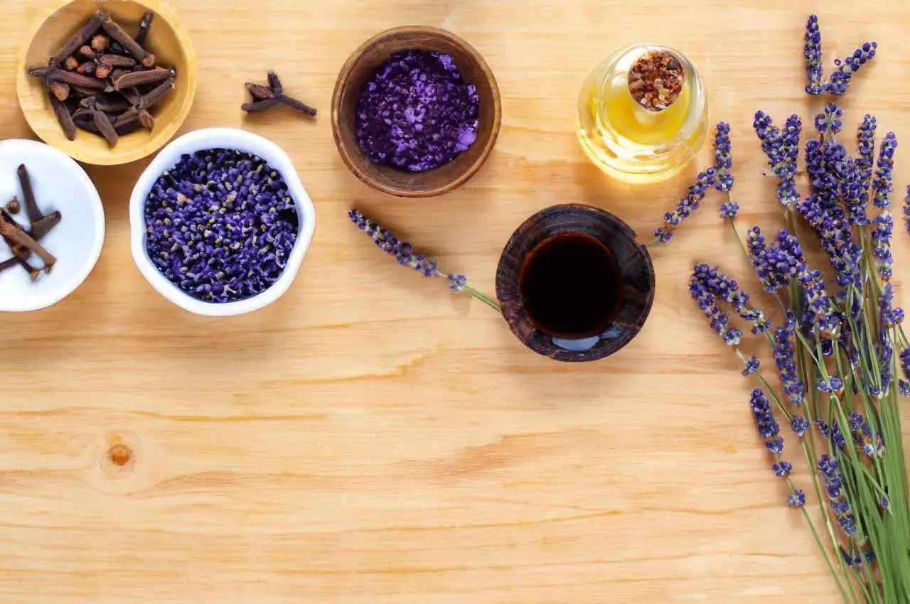 Lavendel, Nelken und ätherische Öle: natürliche Mittel, die gegen Motten helfen.