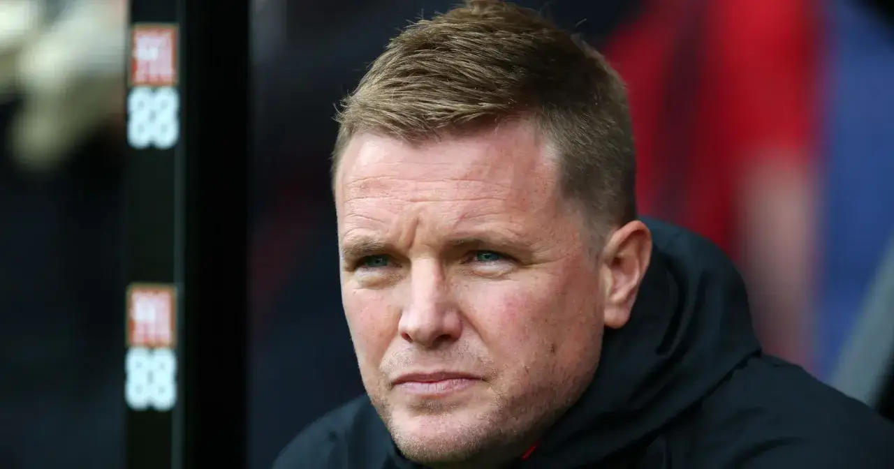 Eddie Howe, trener Newcastle, zamyślony podczas meczu.