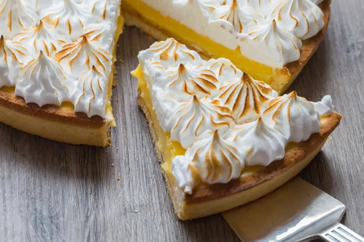 Une tranche de tarte citron meringu&eacute;e, avec sa cr&egrave;me jaune acidul&eacute;e et sa meringue dor&eacute;e et a&eacute;rienne, pr&ecirc;te &agrave; &ecirc;tre d&eacute;gust&eacute;e.