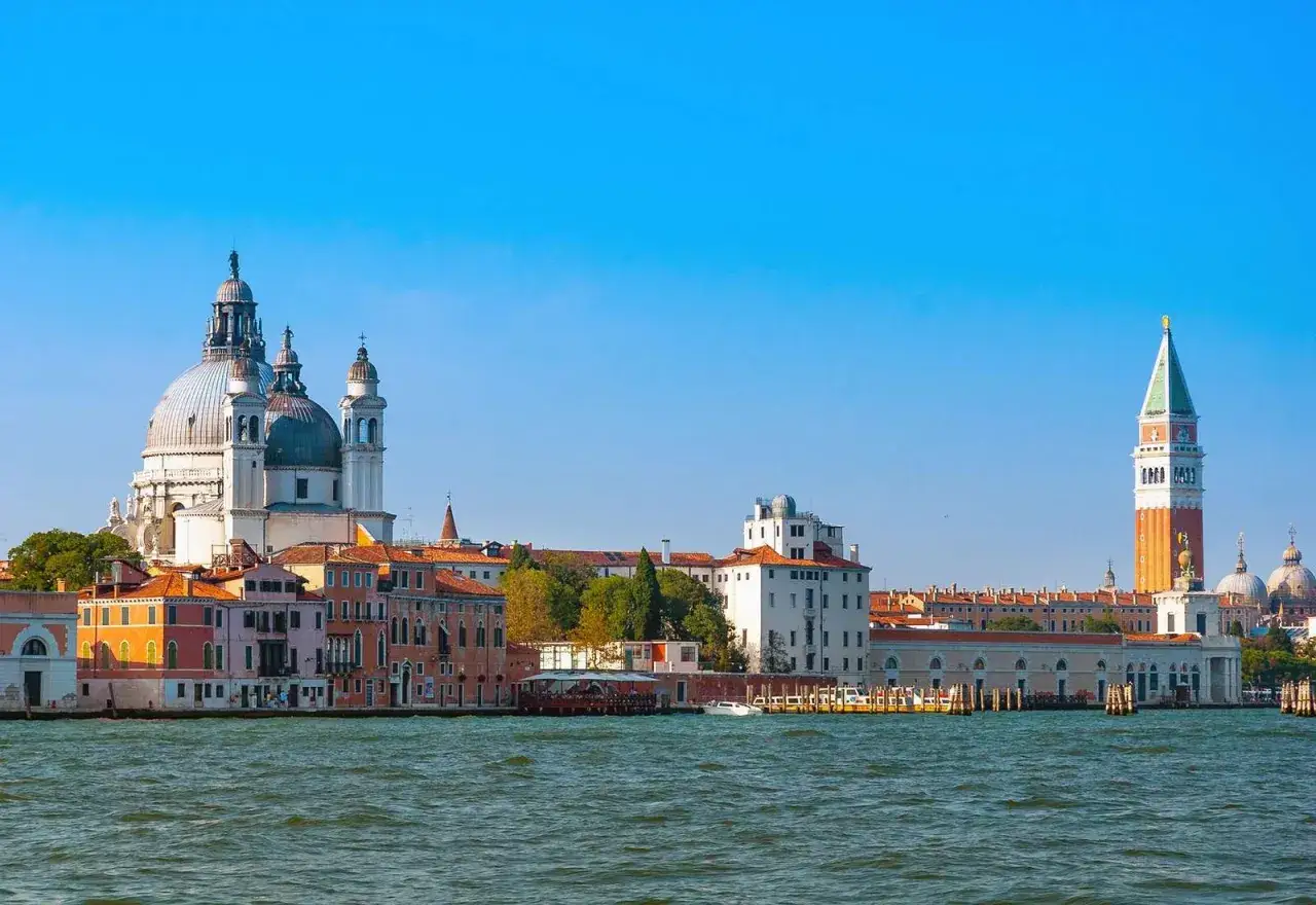 Vue de Venise avec la Basilique Santa Maria della Salute et le Campanile de Saint-Marc. Idéal pour savoir que faire à Venise.
