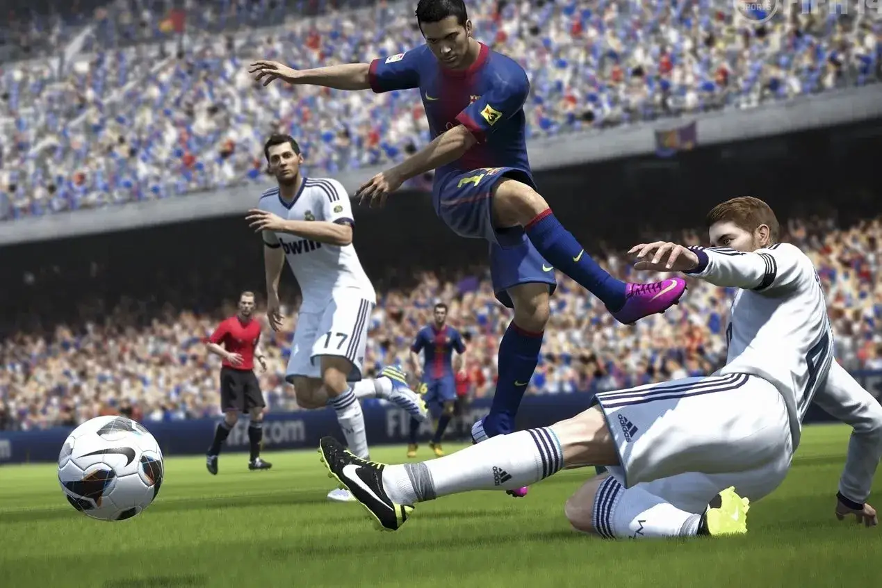 Jugadores de fútbol en acción, uno a punto de chutar el balón. Portada FIFA 14.