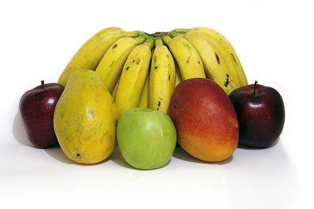 Kiść żółtych bananów, jabłka, mango i papaja. Czy banany a trądzik różowaty to dobry duet?