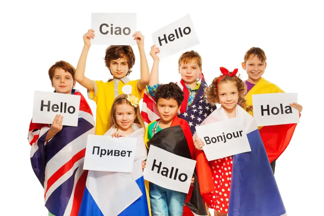 Bambini sorridenti celebrano il bilinguismo, mostrando saluti in diverse lingue: 