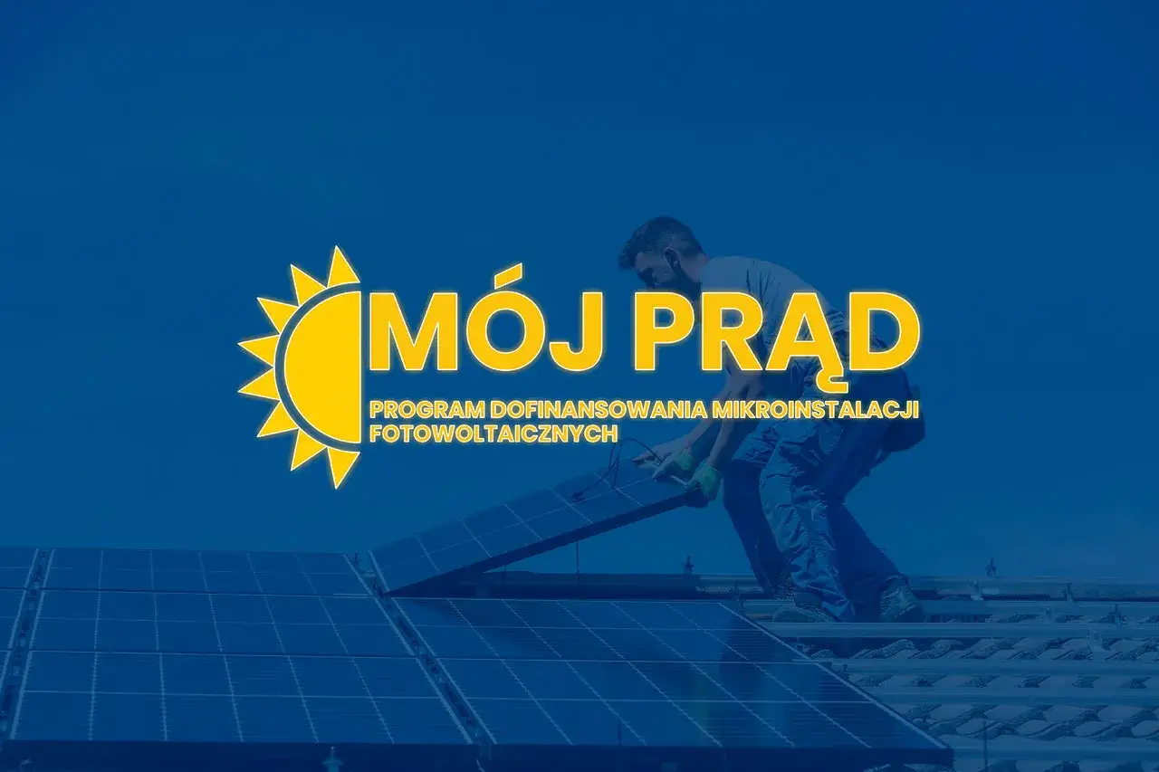 Instalator montuje panele fotowoltaiczne. Logo