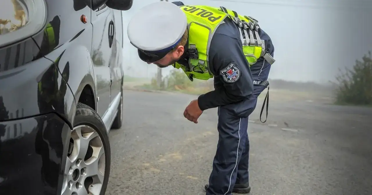 Policjant sprawdza stan techniczny pojazdu. Co jeśli samoch&oacute;d nie przejdzie przeglądu? Może to oznaczać problemy na drodze.