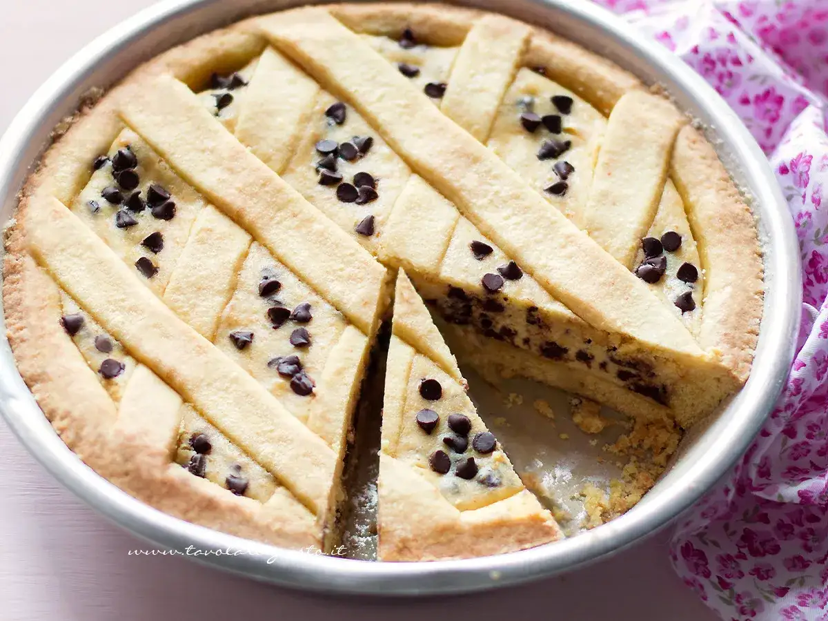 Deliziosa crostata di ricotta con gocce di cioccolato, decorata con una griglia di pasta frolla.
