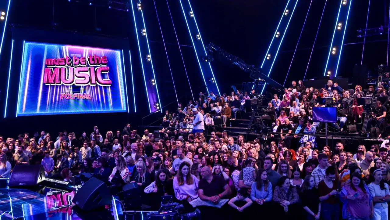 Widownia czeka na występ finalistów. Na ekranie logo
