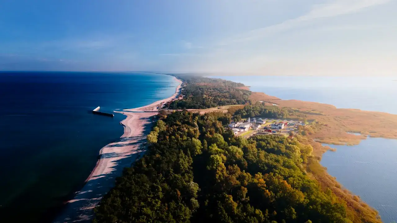 Mielno atrakcje: malowniczy widok na plażę, las i jezioro. Idealne miejsce na wypoczynek i odkrywanie uroków polskiego wybrzeża.