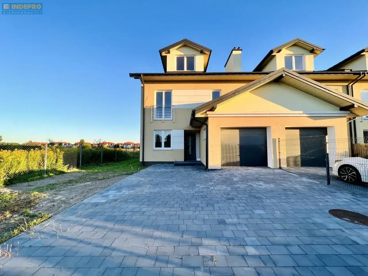 Nowoczesne domy z podw&oacute;jnym garażem, idealne dla rodziny. VFM Real Estate oferuje komfort i styl.