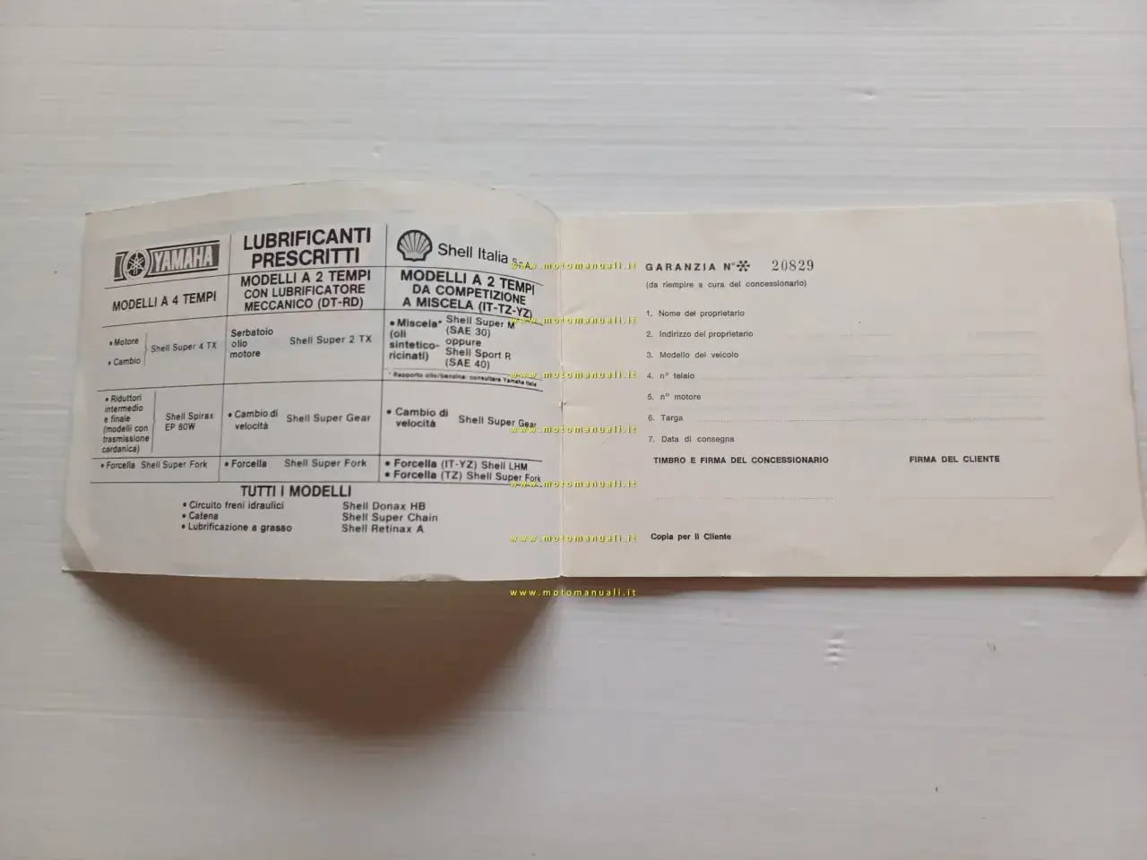 Libretto lubrificanti Yamaha per fuoribordo 2 e 4 tempi. Indica oli motore, cambio e forcella.