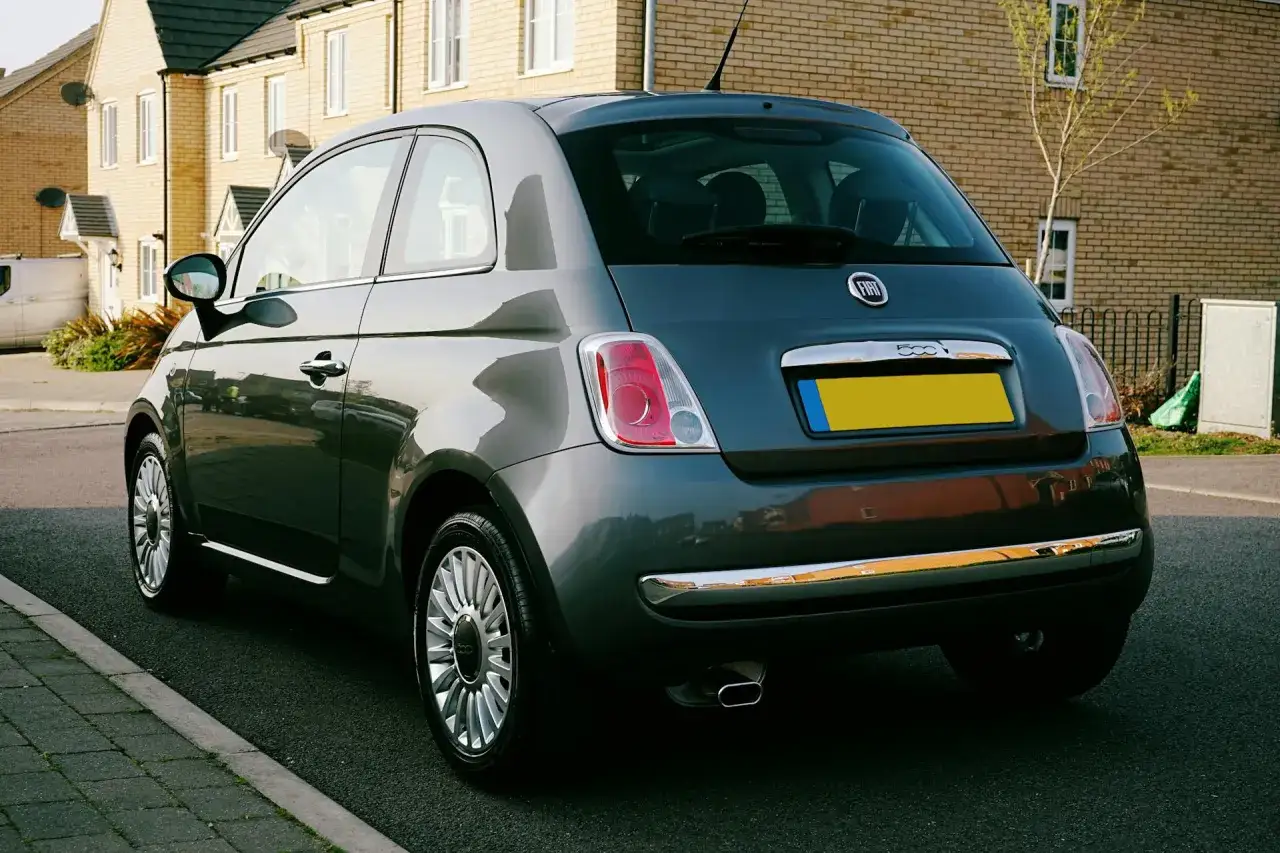 Eleganckie, małe auta dla pań, jak ten Fiat 500, idealnie nadają się do miasta.