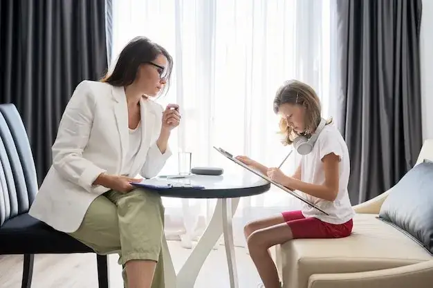 Psycholog dziecięcy rozmawiający z dzieckiem