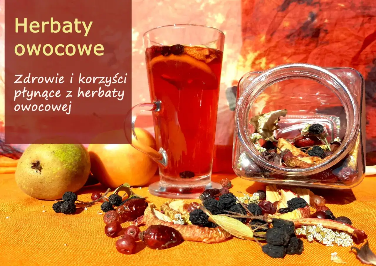 Aromatyczna herbata z żurawiną i pomarańczą, pełna zdrowia i smaku. Obok szklanki owoce i suszone składniki.