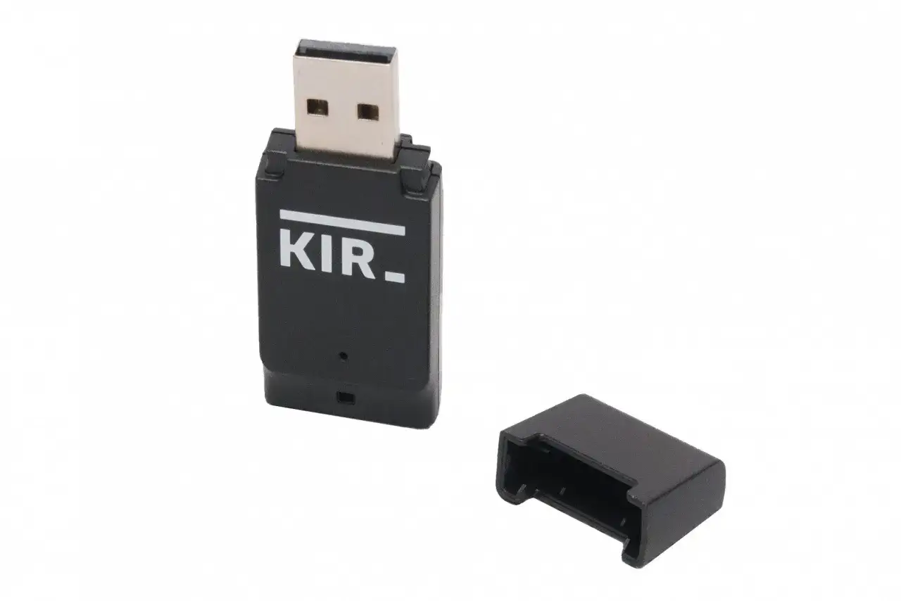Czarny pendrive z napisem KIR. i odłączoną zatyczką. To może być klucz do podpisu kwalifikowanego co to.
