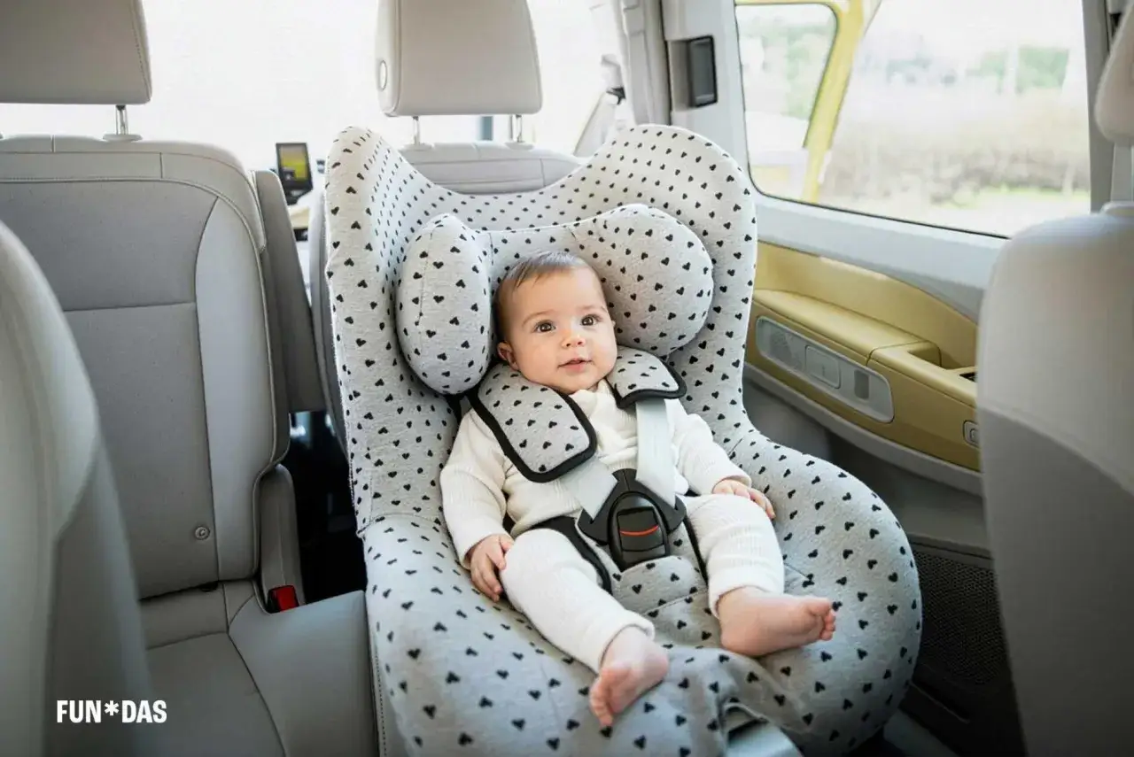 Beb&eacute; seguro en su maxicosi en el coche. Aprende como colocar el maxicosi en el coche para viajes tranquilos.