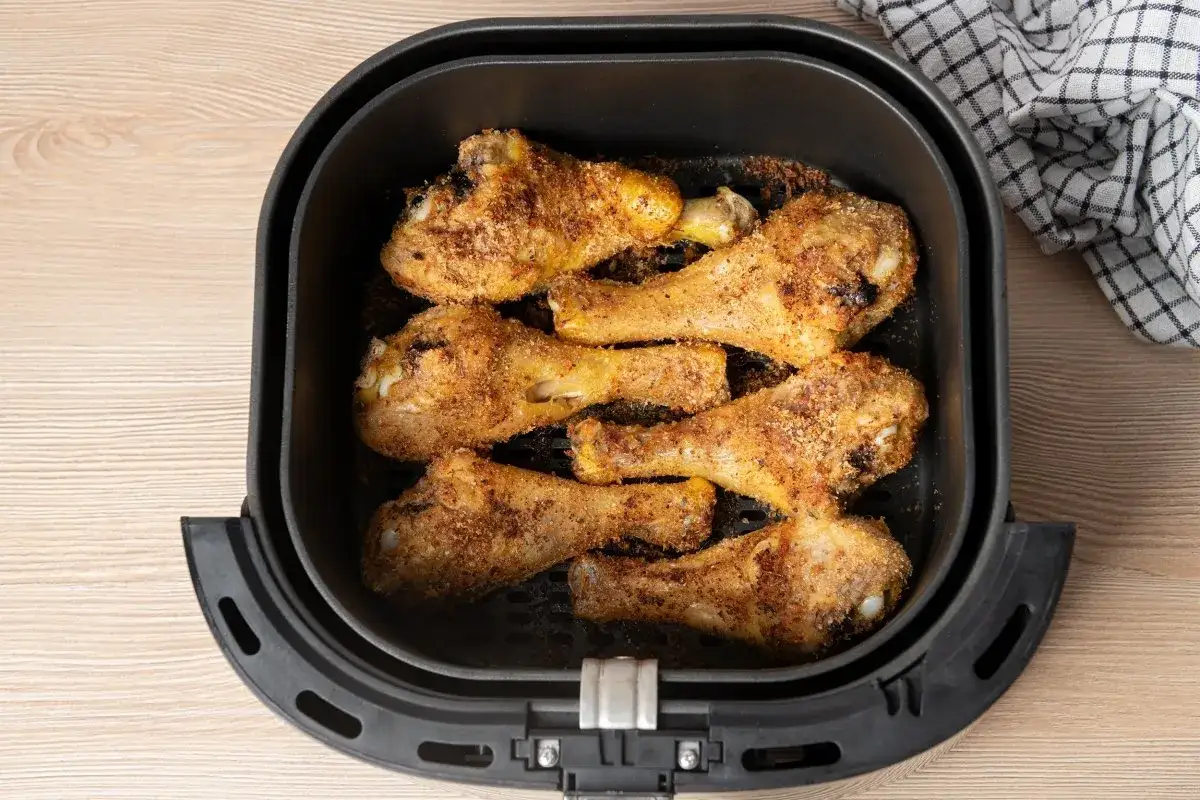 Muslos de pollo dorados y crujientes recién salidos de la freidora de aire. ¡Listos para disfrutar!