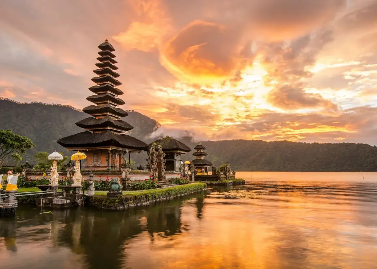 Wsch&oacute;d słońca nad jeziorem na Bali, z tradycyjną świątynią Pura Ulun Danu Bratan. Idealny punkt na Tw&oacute;j bali plan zwiedzania.