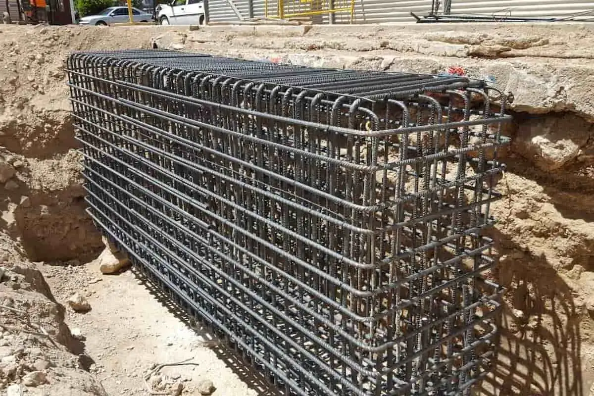 Armadura de acero lista para verter hormig&oacute;n. As&iacute; se empieza a como hacer una cimentaci&oacute;n robusta para cualquier construcci&oacute;n.
