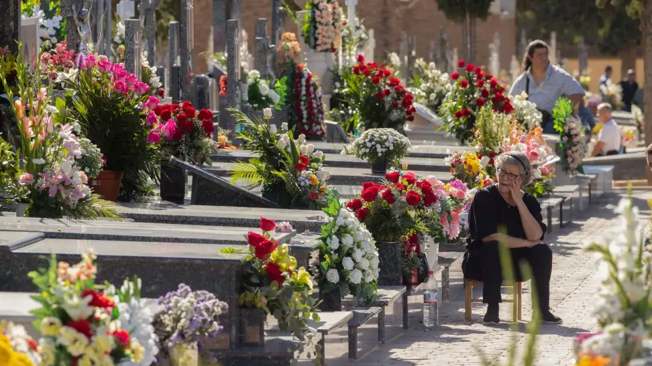 Un cementerio adornado con flores para el 1 de noviembre. Frases del D&iacute;a de Todos los Santos evocan recuerdos.