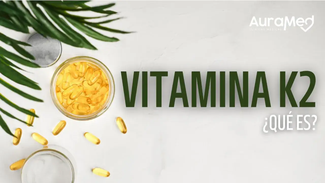 Cápsulas de vitamina K2 en un frasco y esparcidas, junto a hojas verdes. Descubre la vitamina K2 y sus alimentos.
