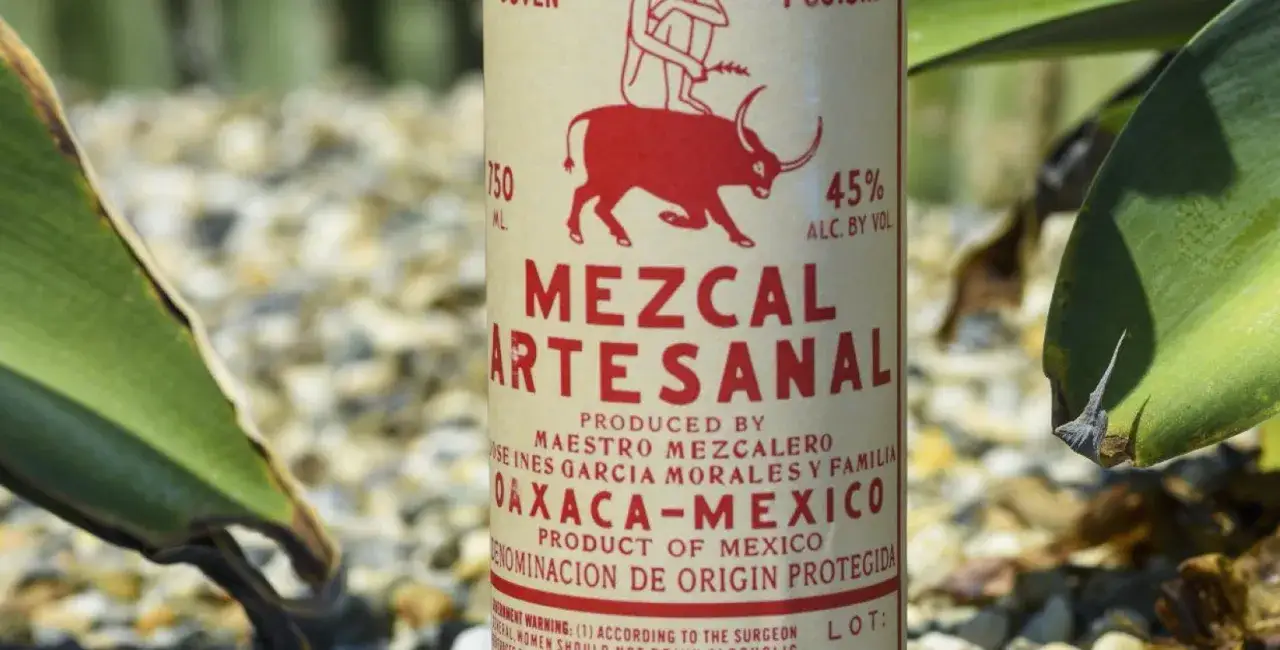 Butelka mezcalu z etykietą 