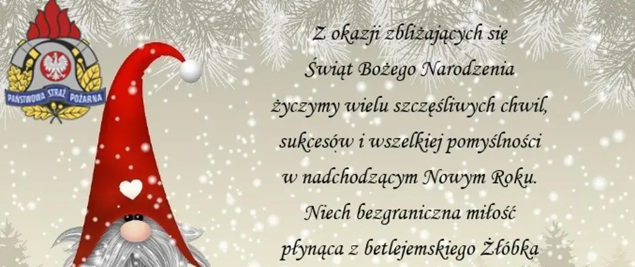 Uroczy skrzat w czerwonej czapce i godło Państwowej Straży Pożarnej na tle śnieżnych życzeń świątecznych.