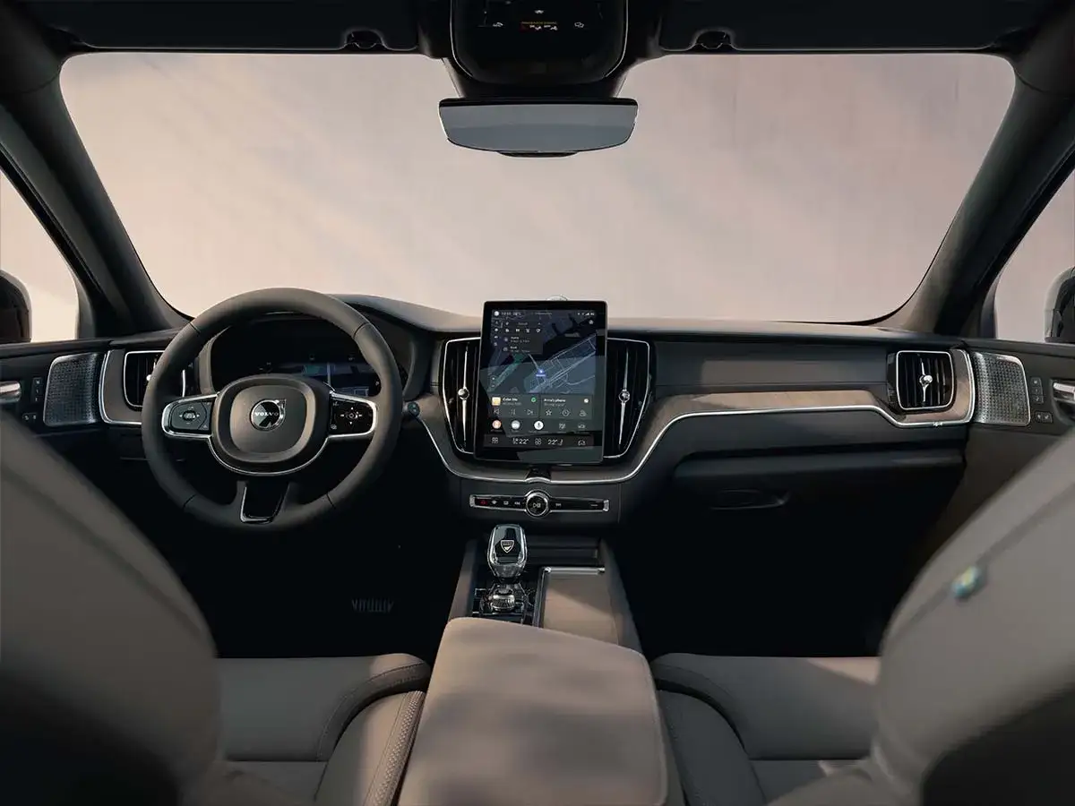 Interi&ouml;rbild av en Volvo med modern instrumentpanel, stor peksk&auml;rm och l&auml;derkl&auml;dda s&auml;ten. Uppt&auml;ck olika volvo utrustningsniv&aring;er.