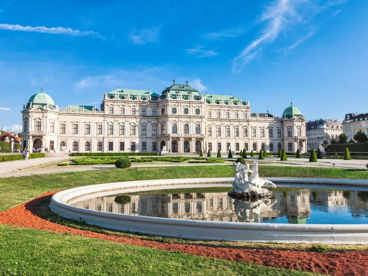 Palazzo Belvedere, Vienna. Un'idea per il tuo itinerario Vienna 3 giorni, con fontana e giardini curati.