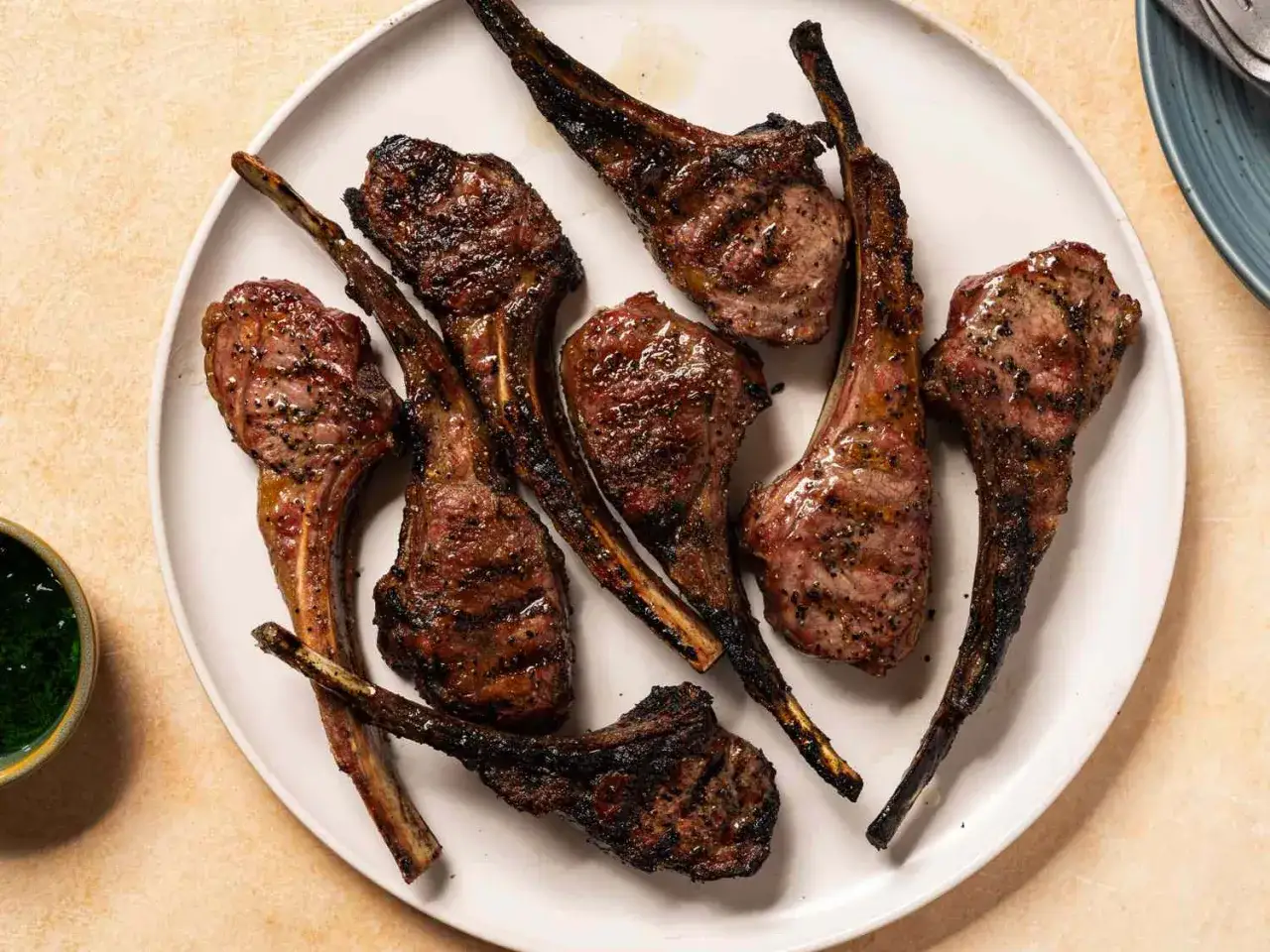 En tallrik med perfekt grillade lammkotletter, redo att avnjutas.