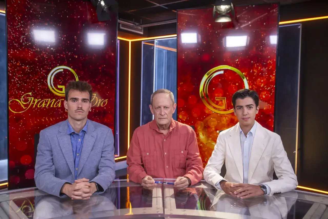 Tres hombres sentados frente a un fondo rojo con el logo 