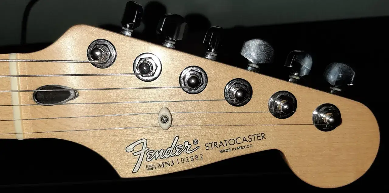 Paletta di una Fender Stratocaster con logo e numero di serie