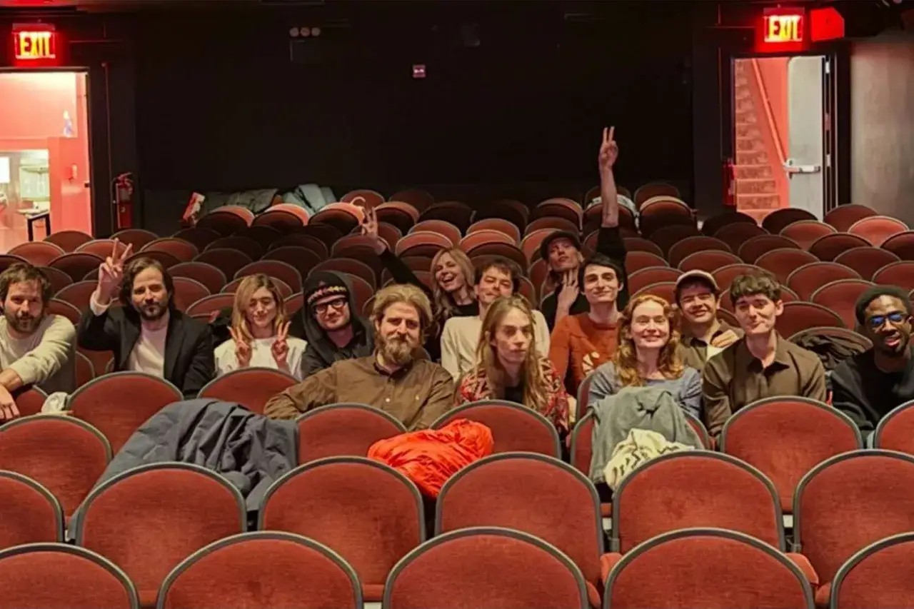 Die Darsteller von Stranger Things Season 5 im Kino, bereit f&uuml;r die letzte Staffel.