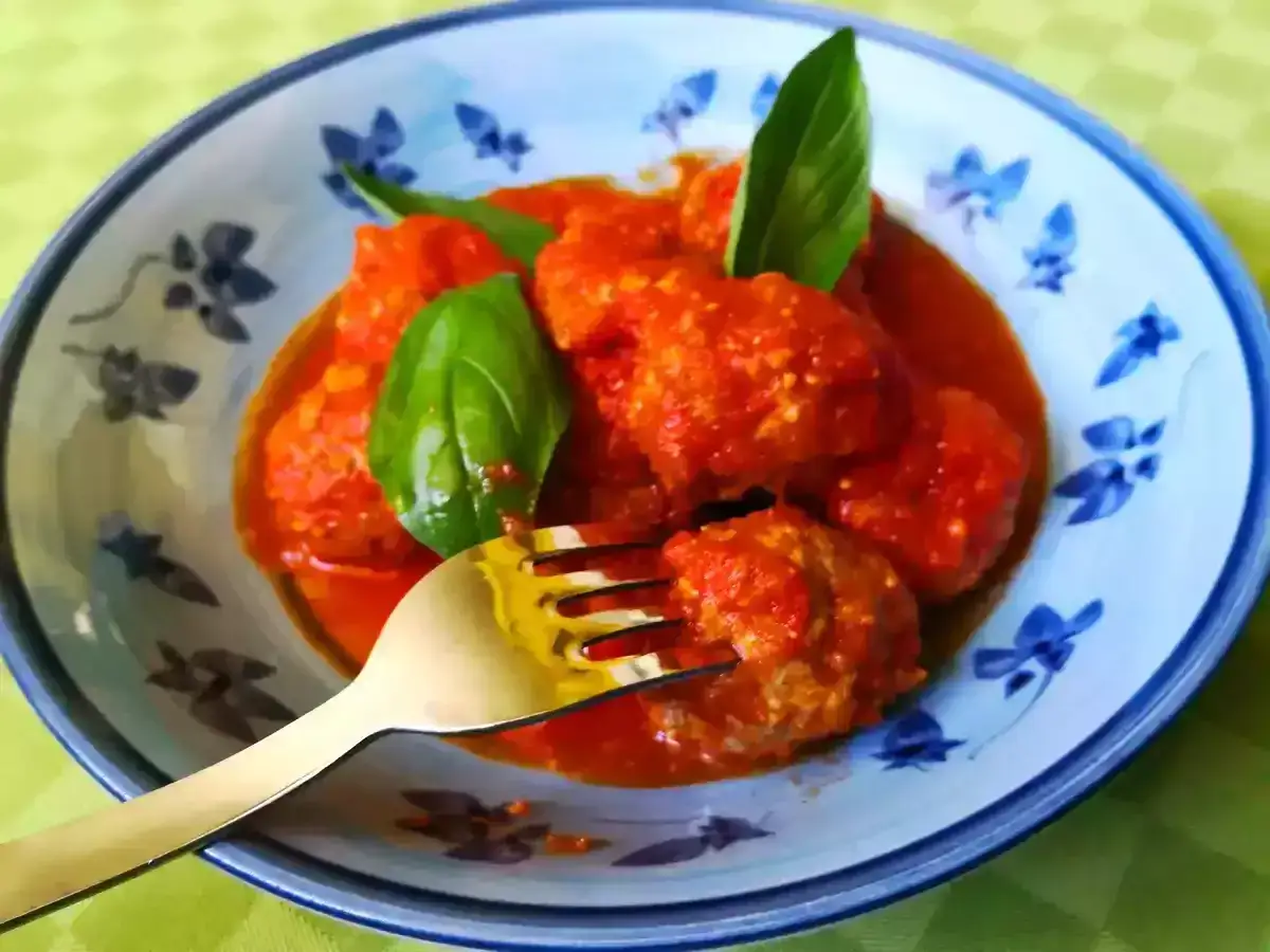 Albóndigas en salsa arguiñano, jugosas y caseras, listas para disfrutar. Un clásico que nunca falla.